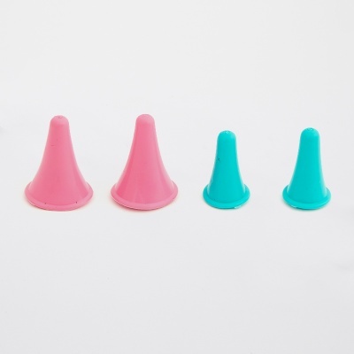 Cones de plástico cor-de-rosa e azul-turquesa sobre fundo branco