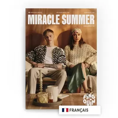 Capa da revista Miracle Summer com dois modelos sentados em sofá, vestindo roupas de malha e saia, mesa em primeiro plano.