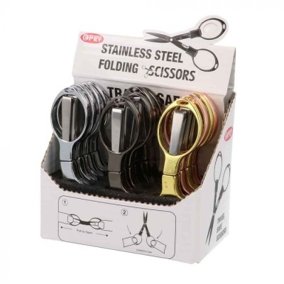 Tesouras dobráveis de aço inoxidável em expositor branco com instruções e texto em inglês.