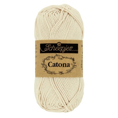 Novelo de fio Scheepjes Catona branco creme com rótulo castanho