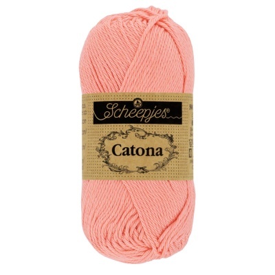 Novelo de lã rosa claro Scheepjes Catona com etiqueta bege e preta