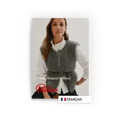 Mulher com colete cinzento felpudo e camisa branca de gola alta