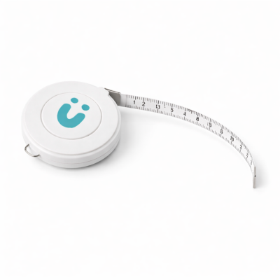 Fita métrica retrátil branca com logótipo azul.