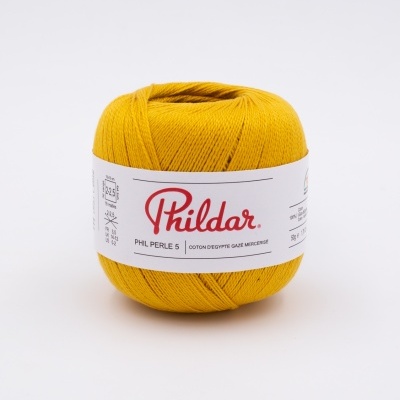 Rolo de fio amarelo Phildar com etiqueta branca