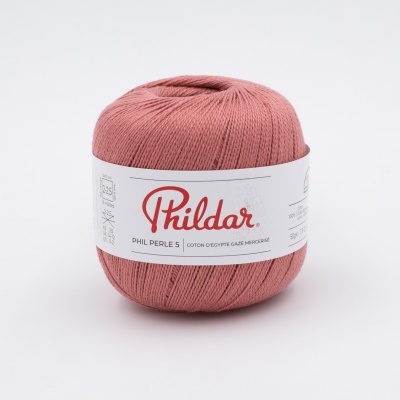 Novelo de fio de algodão rosa com rótulo branco e vermelho da marca Phildar