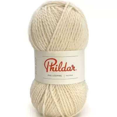 Novelo de lã cor creme com etiqueta da marca Phildar