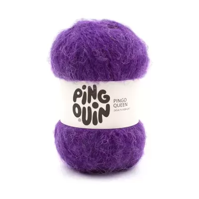 Novelo de lã roxa felpuda com etiqueta Pingo Quen