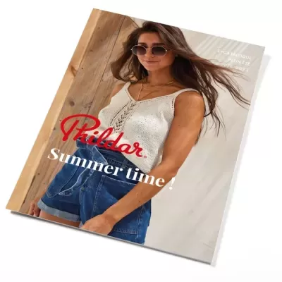 Capa de catálogo com mulher de top branco de malha e calções de ganga azuis
