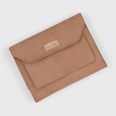 Carteira castanha clara com bolso frontal e etiqueta 
