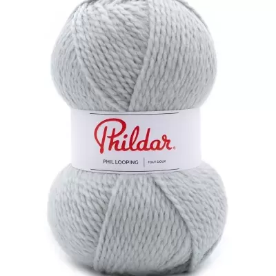 Novelo de lã cinzenta clara da marca Phildar com etiqueta branca.