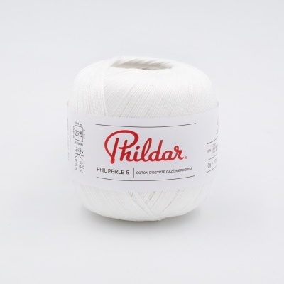 Rolo de fio branco de algodão Phildar com etiqueta