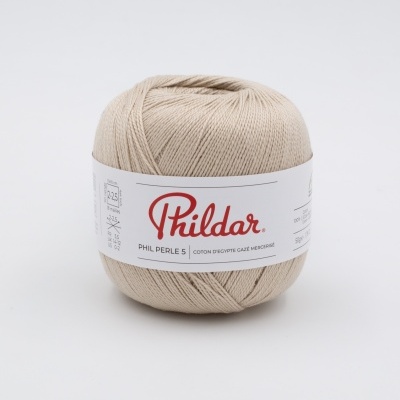 Novelo de fio de algodão bege claro Phildar com etiqueta branca