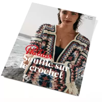 Revista com mulher vestida com casaco de crochet colorido em praia