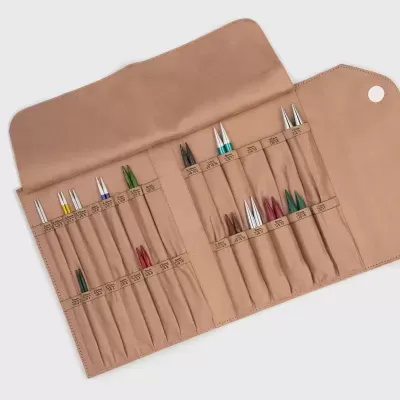 Agulhas de tricô coloridas em bolsa castanha organizada por tamanhos