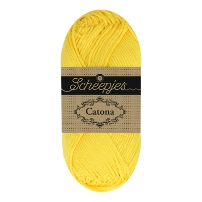 Novelo de fio amarelo Scheepjes Catona com etiqueta decorada