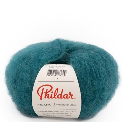 Novelo de lã verde esmeralda com etiqueta branca da marca Phildar.