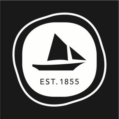 Logótipo preto e branco de barco à vela com texto EST. 1855