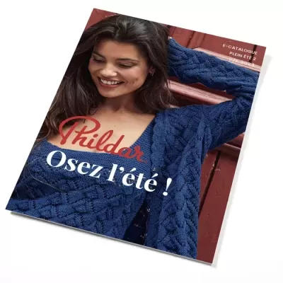 Catálogo Phildar com mulher usando casaco azul de malha trançada