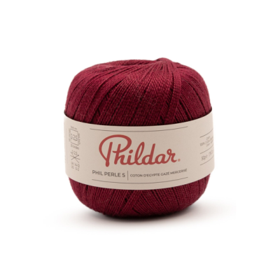 Novelo de lã bordô com rótulo branco da marca Phildar