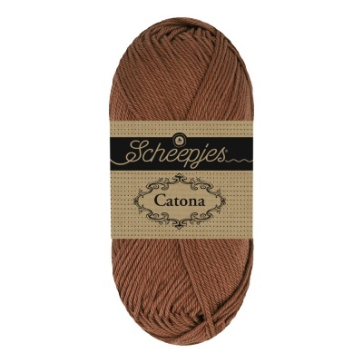 Novelo de fio castanho com etiqueta Scheepjes Catona