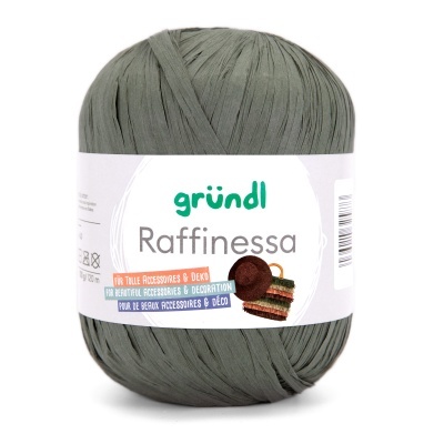 Novelo cinza esverdeado de fio Raffinessa da gründl com etiqueta branca com texto e imagem de chapéu e bolsa