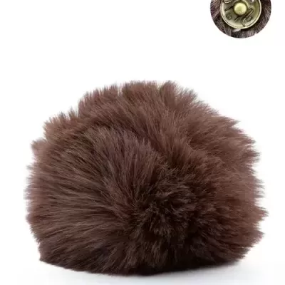 Pompon redondo castanho escuro de pelo sintético com fecho metálico