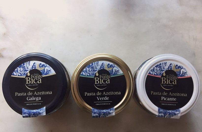 Três frascos de pasta de azeitona Fonte Bica em várias cores de tampa