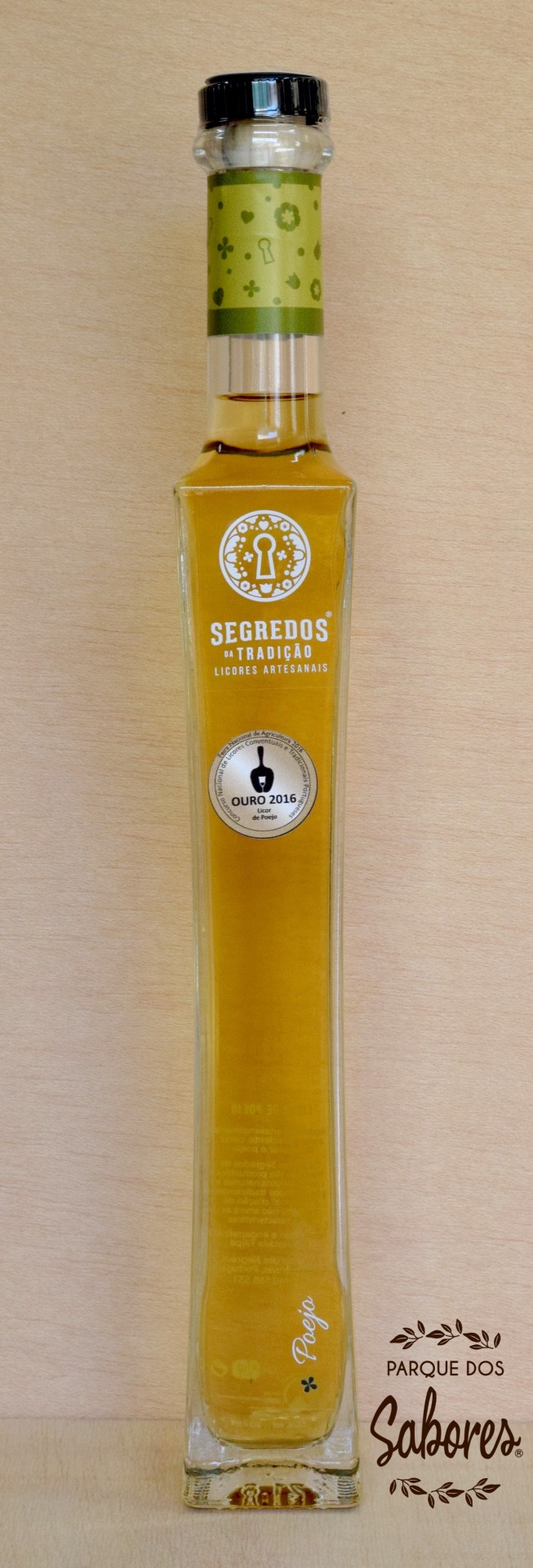 Licor de Poejo Garrafa de vidro alta com licor amarelo e rótulo verde e branco