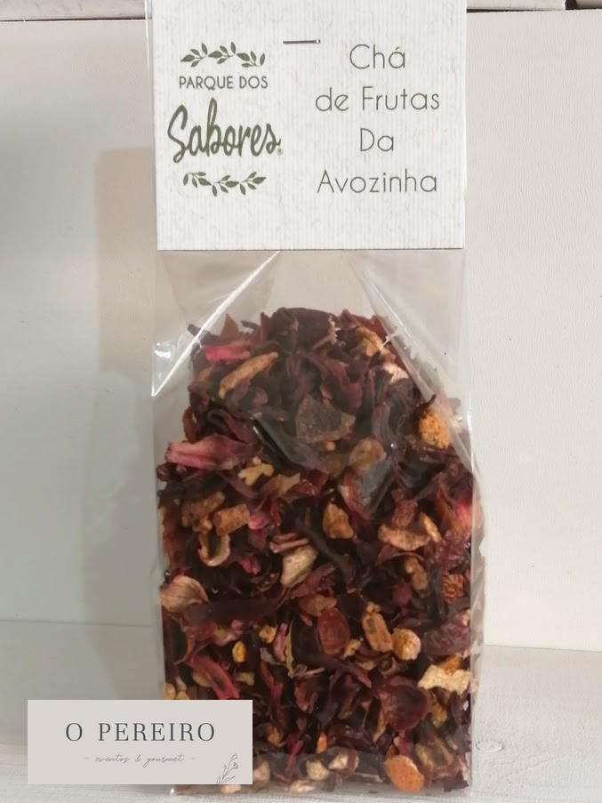 Chá De Frutas Da Avózinha Pacote de chá de frutas com rótulo branco e texto em português