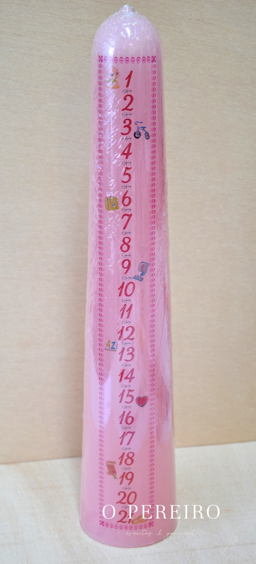 Vela rosa decorativa com números de 1 a 20 e pequenos ícones coloridos