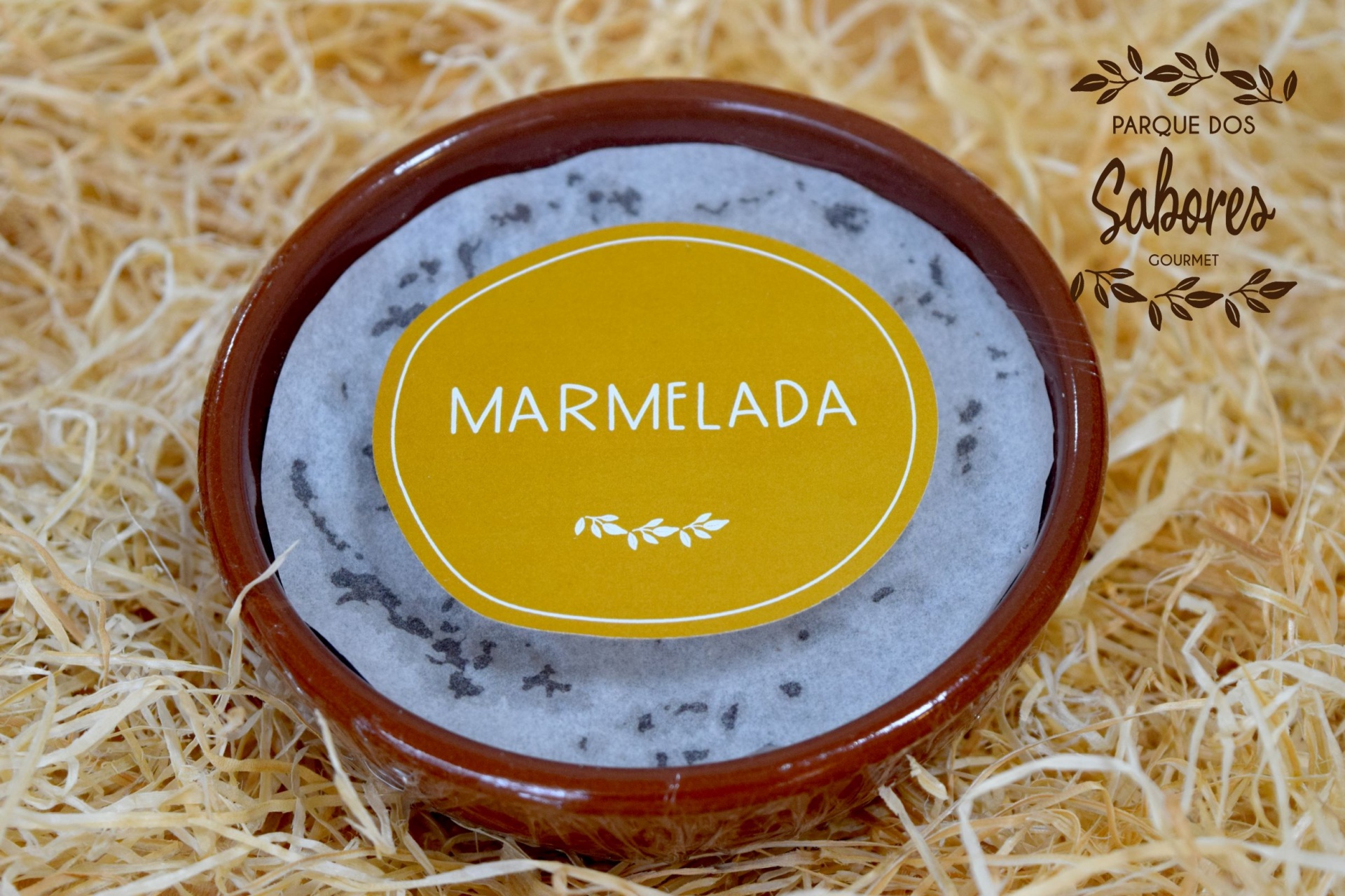 Frasco de marmelada de terracota com tampa cinza e etiqueta amarela