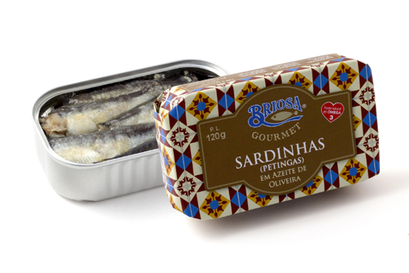 Lata colorida e aberta de sardinhas em azeite