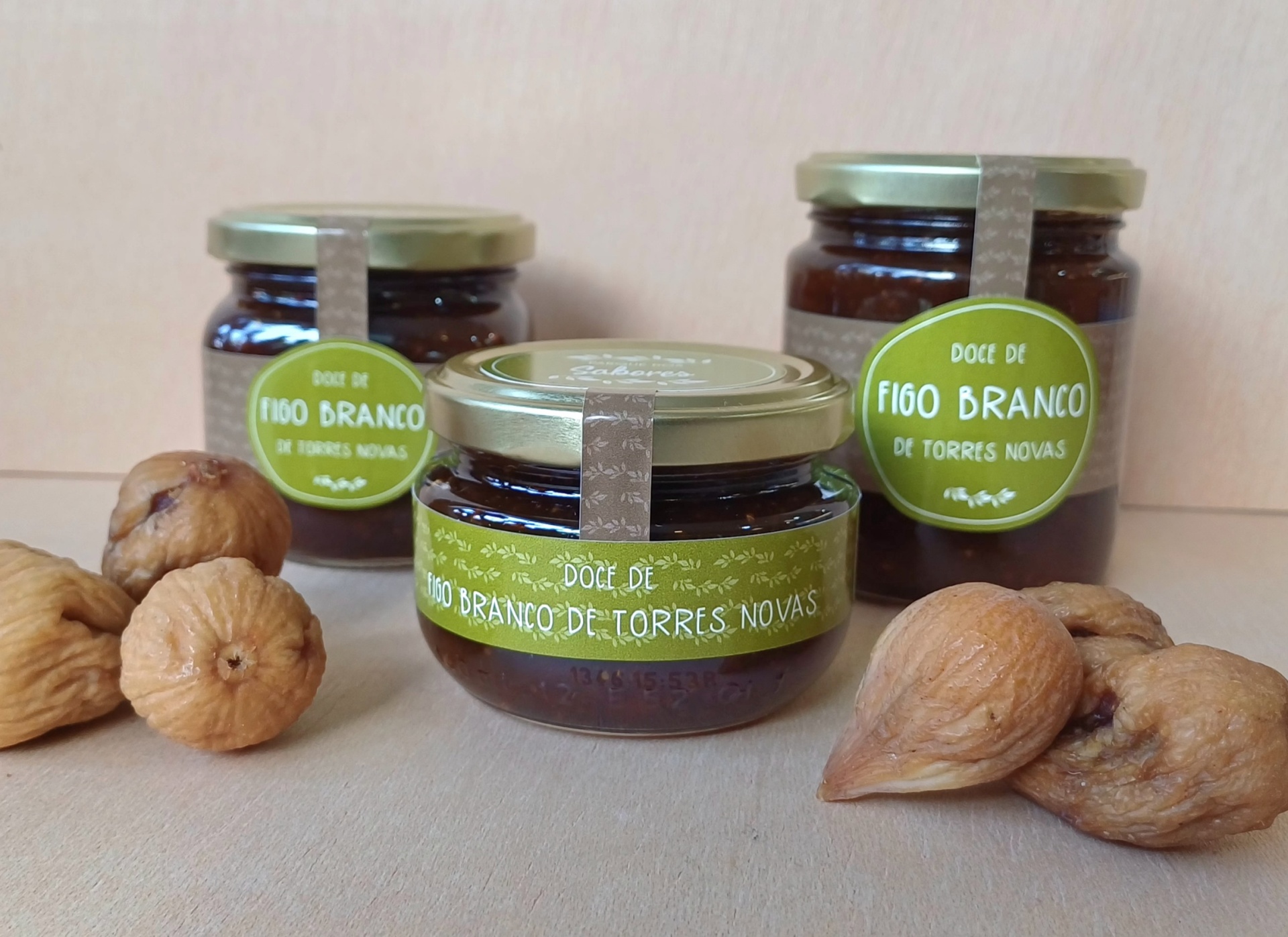 Frascos de doce de figo branco de Torres Novas com figos secos ao redor