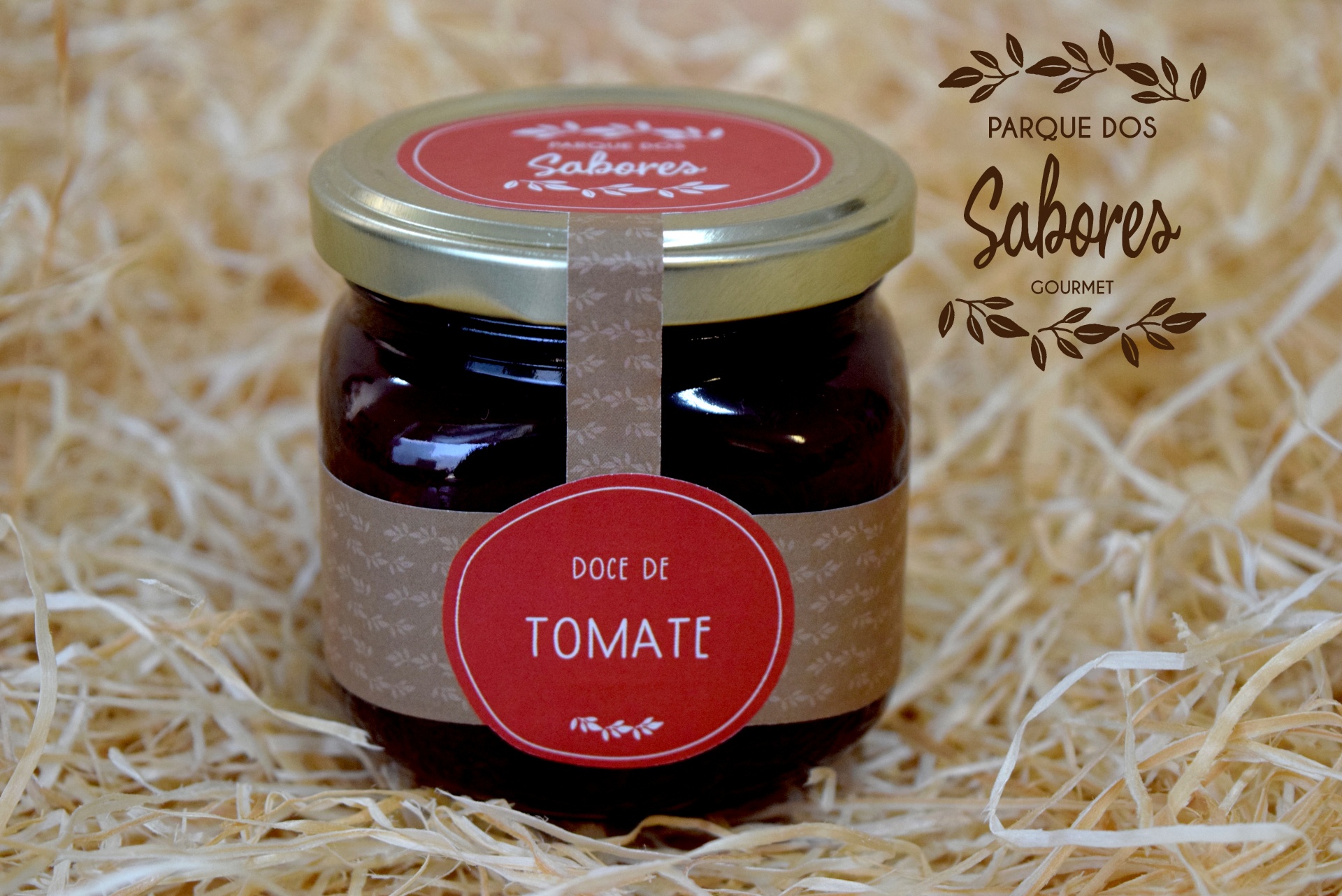 Frasco de doce de tomate com rótulo vermelho e bege sobre palha