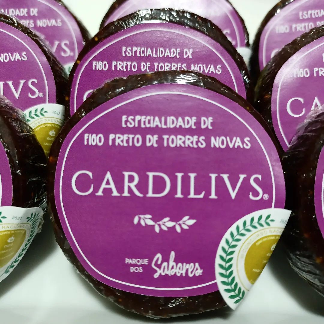 Pacote redondo de figo preto de Torres Novas com rótulo roxo e branco