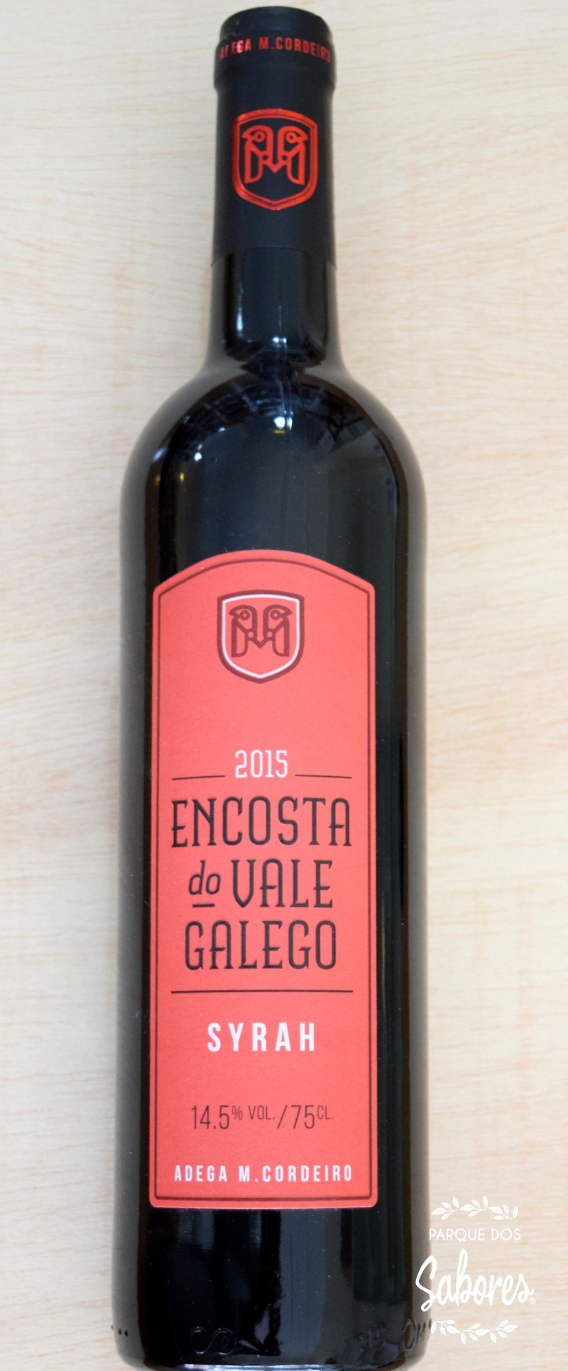 Garrafa de vinho tinto ENCOSTA do VALE GALEGO Syrah 2015 com rótulo coral