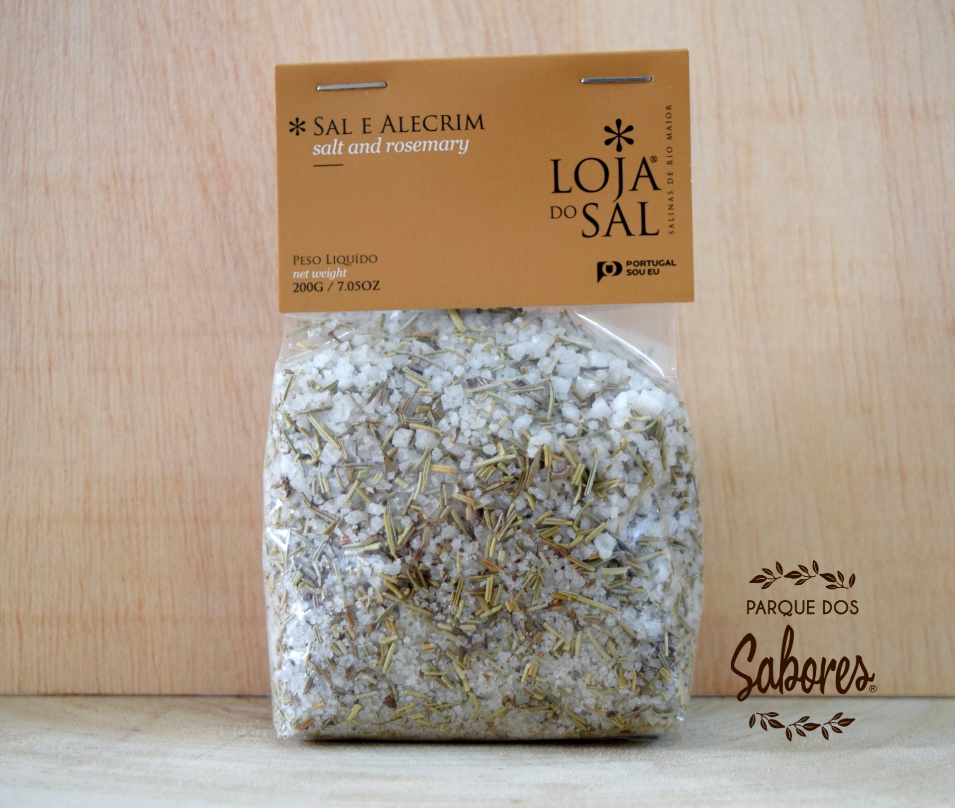 Sal e Alecrim "Loja do Sal" Pacote de sal e alecrim com rótulo castanho claro sobre fundo de madeira clara