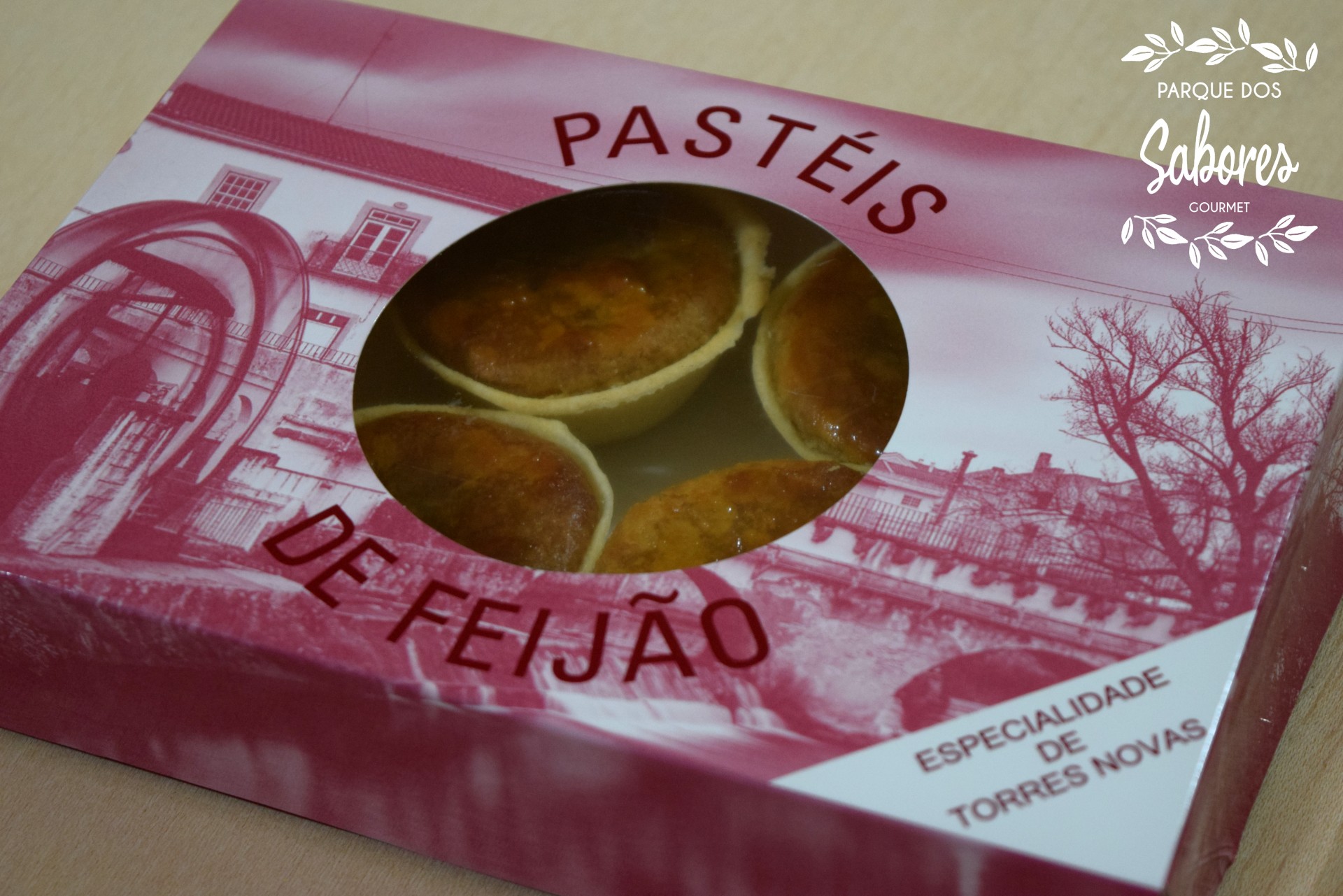 Pastel de Feijão de Torres Novas Caixa rosa com pastéis de feijão visíveis e texto impresso