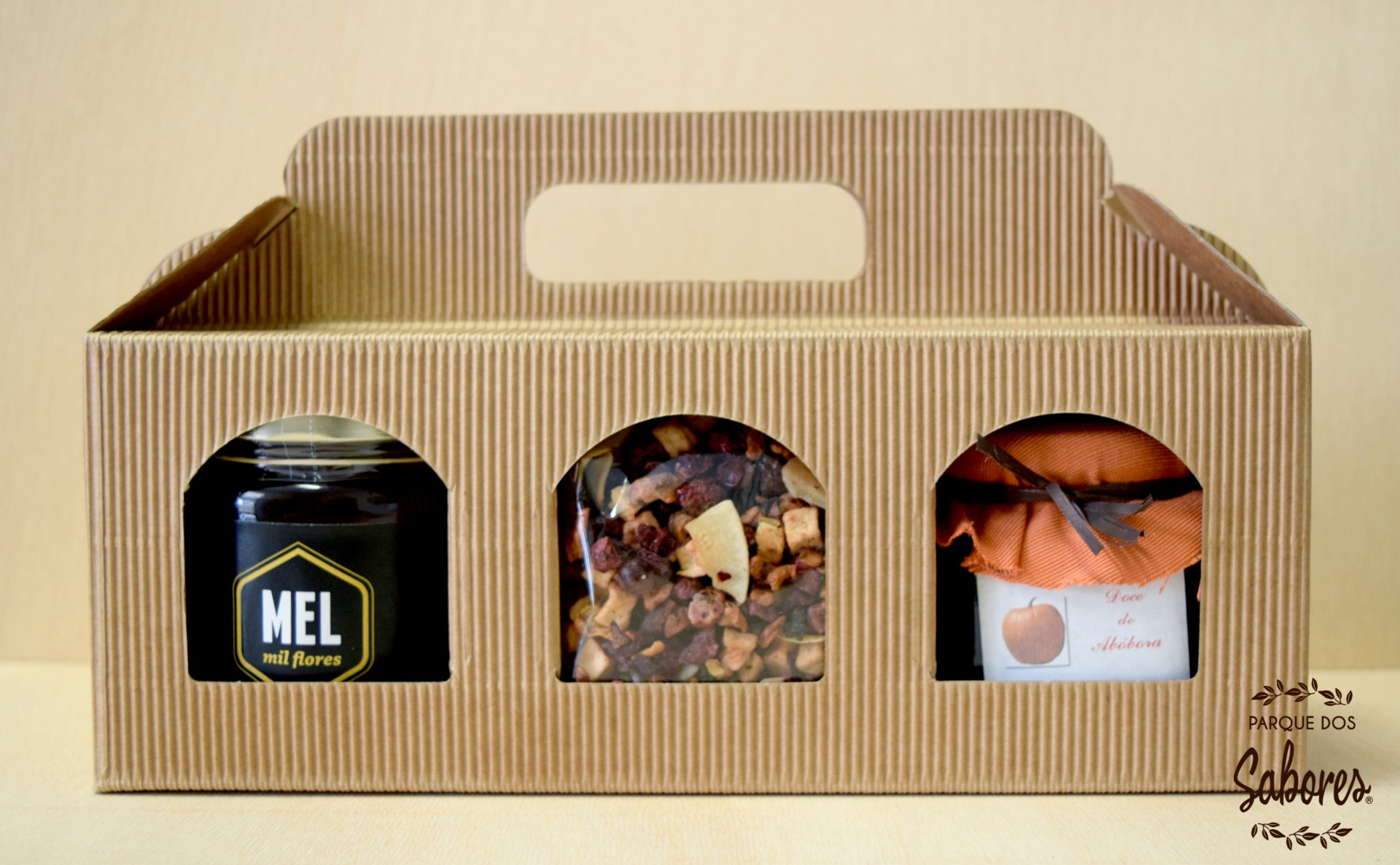 Conjunto de presente com mel, frutos secos e embalagem com fita laranja em caixa de cartão