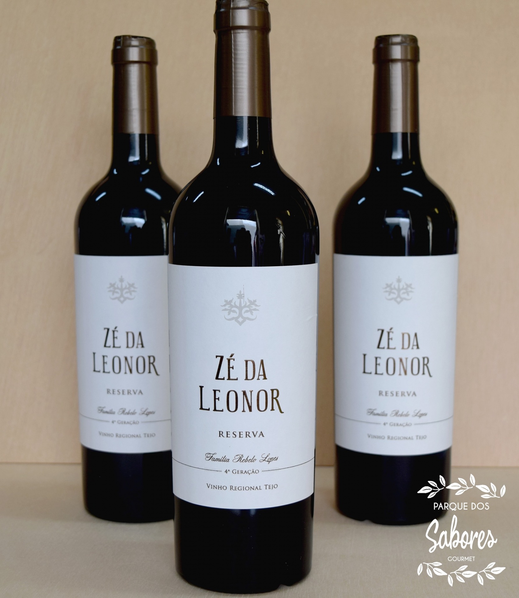 Três garrafas de vinho tinto ZÉ DA LEONOR com rótulos brancos e texto preto