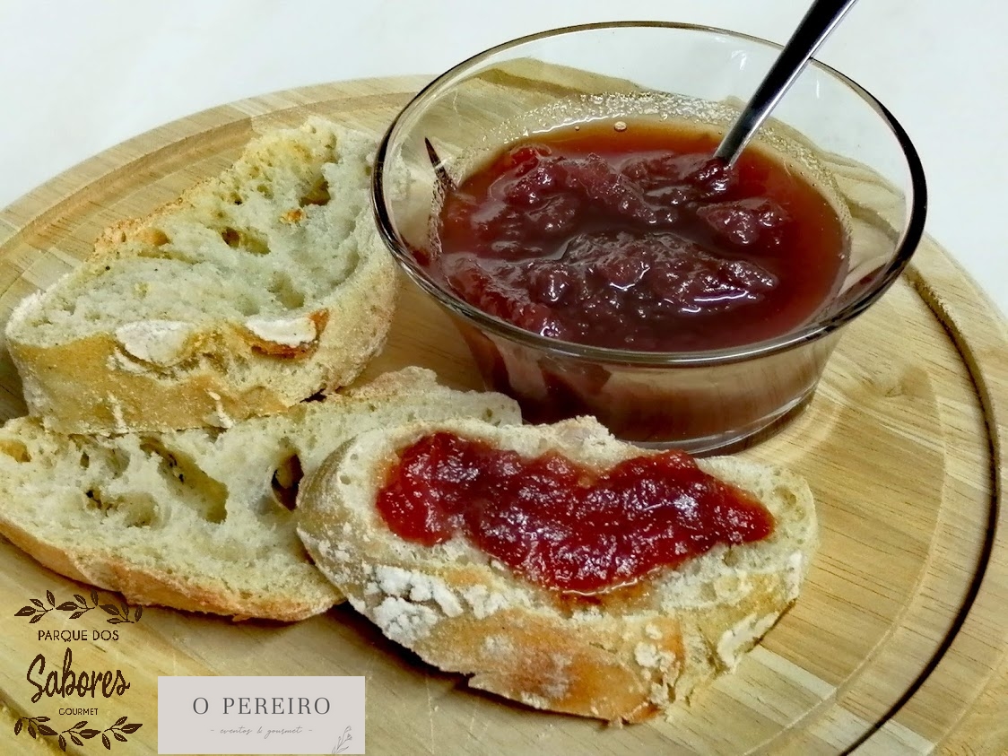 Pão e geleia em tabuleiro de madeira com etiquetas de marcas