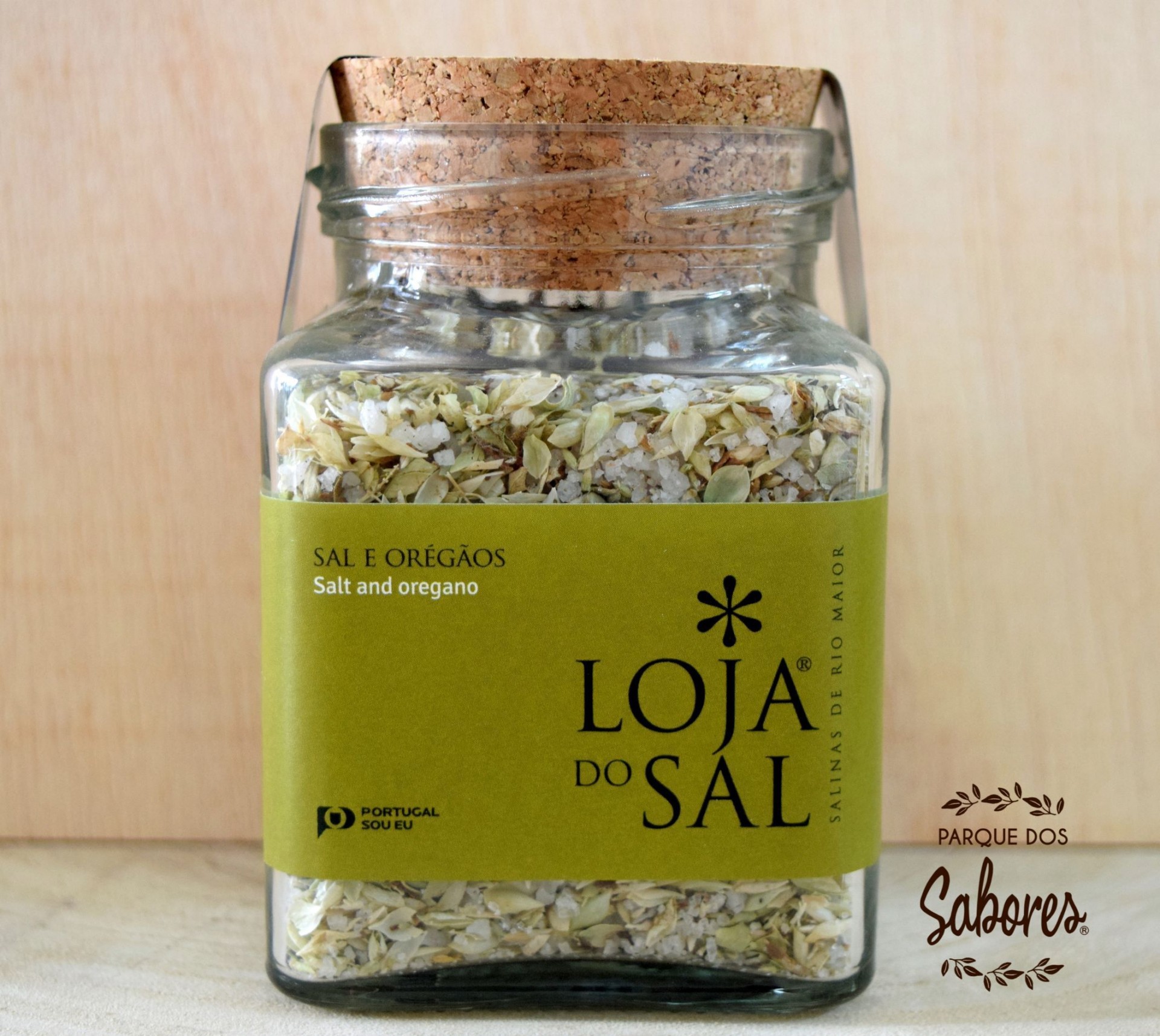 Frasco de vidro com tampa de cortiça e etiqueta verde com sal e orégãos