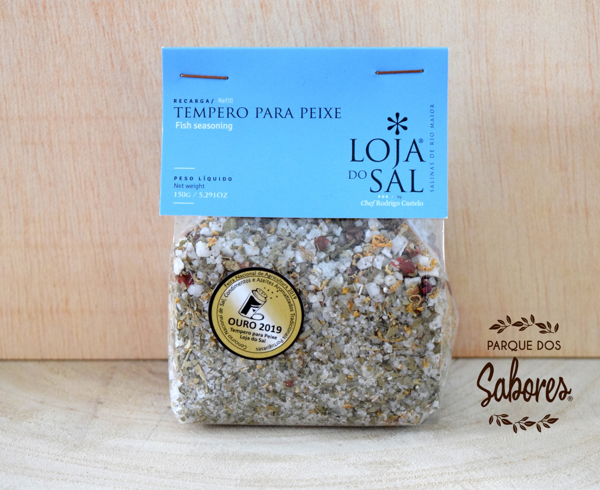 Tempero para Peixe "Loja do Sal" Pacote de tempero para peixe com rótulo azul e mistura de sal e especiarias