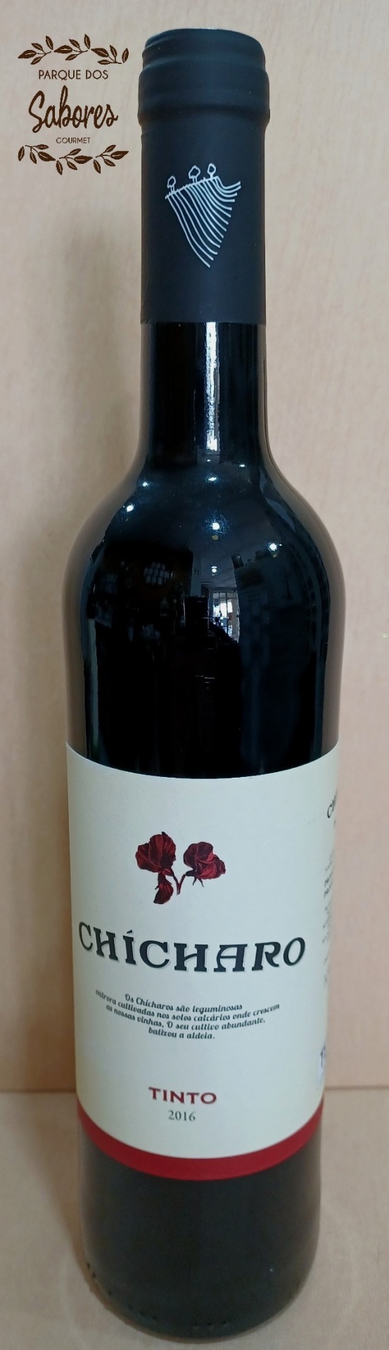 Vinhos Biológicos Adega Alveirão (Chicharo / Maximo's / Encosta Vale Godinho) Garrafa de vinho tinto Chícharo ano 2016 com rótulo branco e ilustração de flores vermelhas