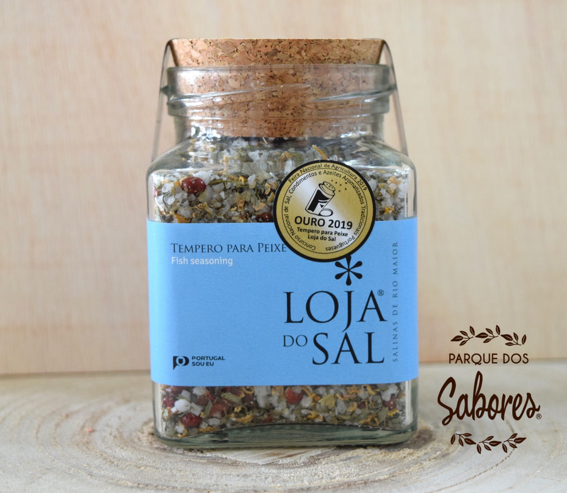 Frasco de vidro com tempero para peixe da Loja do Sal, rótulo azul e tampa de cortiça