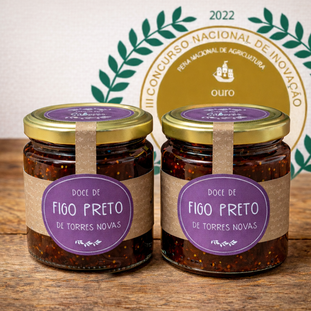 Dois frascos de doce de figo preto com rótulos roxos e tampas douradas sobre mesa de madeira, fundo com medalha de ouro Concurso Nacional de Inovação