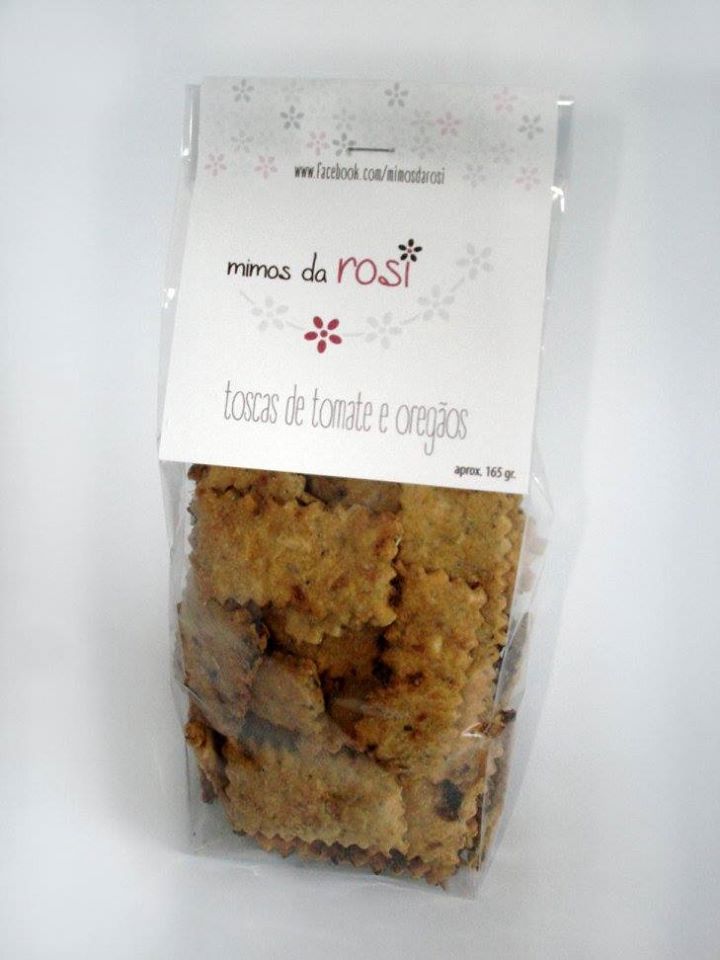 Toscas de Tomate e Orégãos Pacote de biscoitos com etiqueta branca com texto em português