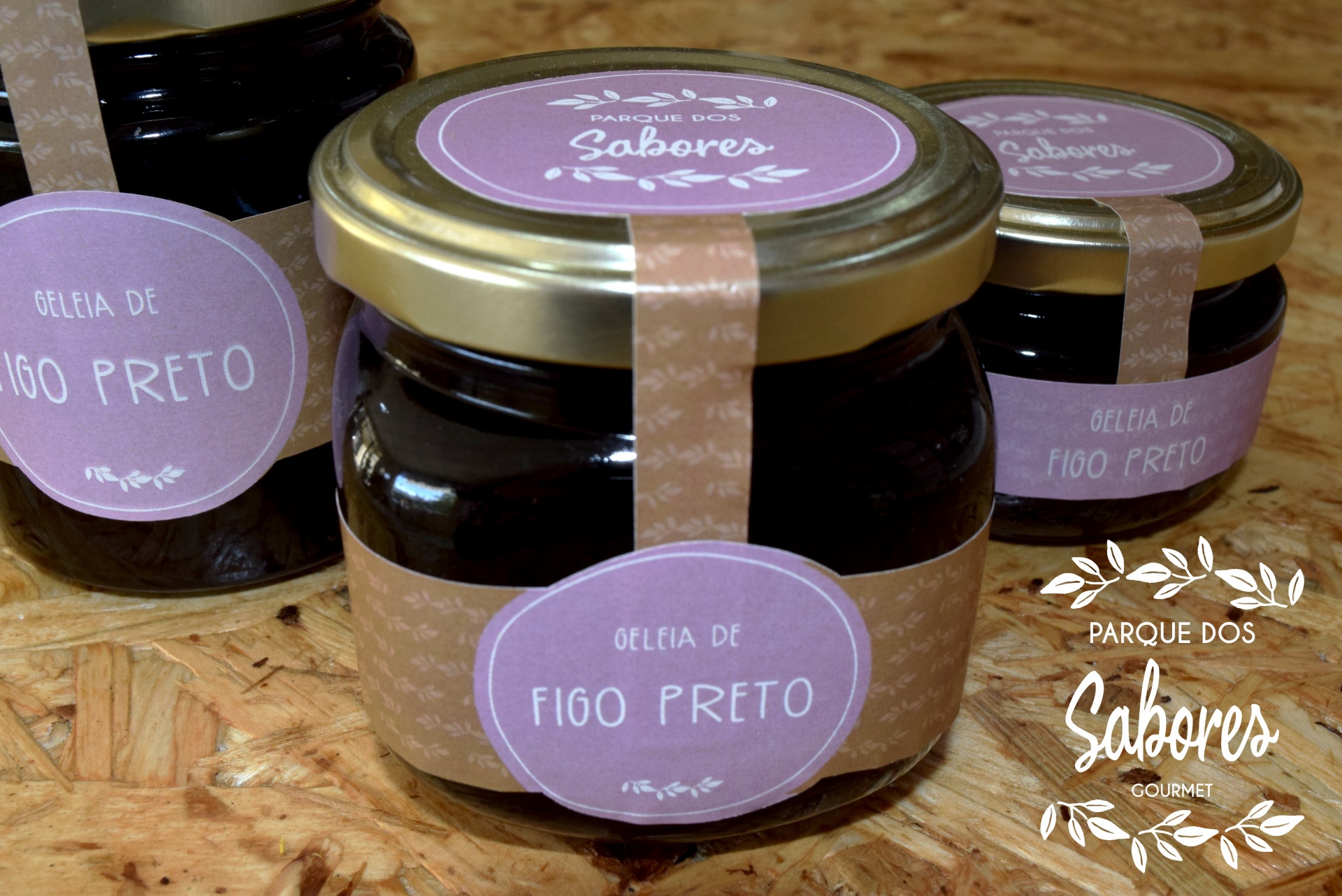 Frascos de geleia de figo preto com etiquetas lilases e tampas douradas