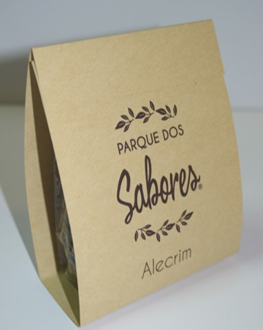 Embalagem de papel castanho com texto e janela lateral