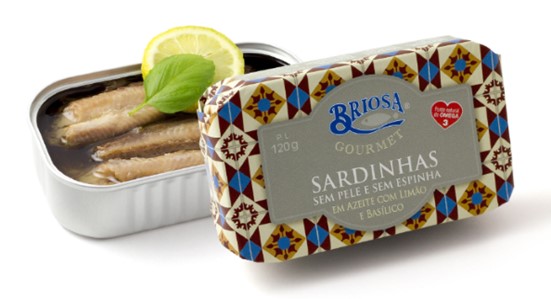 Lata aberta de sardinhas com rótulo BRÍOSA GOURMET e padrão geométrico colorido